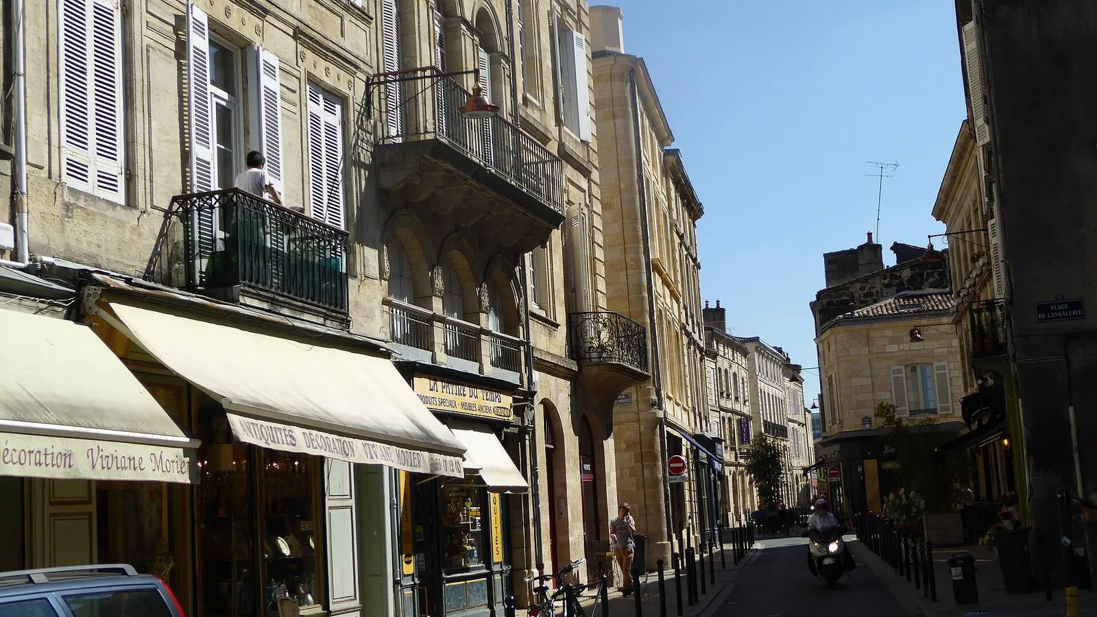 Rue Notre-Dame and its antique dealers