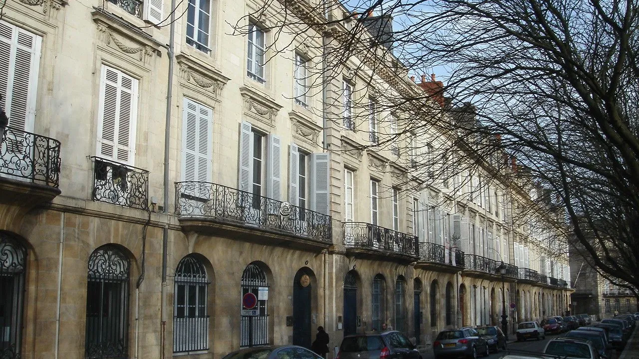 Cours Xavier Arnozan and its merchant mansions